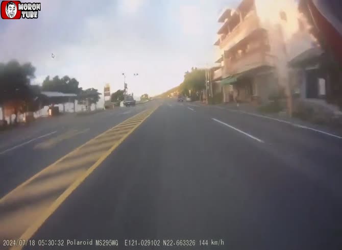 Video :The motorcyclist dies in a head-on collision with a truck while riding at 183 km-h on a route with a speed restriction of 70 km-h